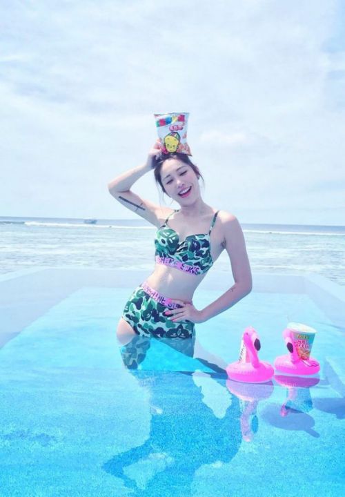 每晚看波的先生们女士们，讲波女郎张洛蔚长腿混血儿泳衣照放送啦