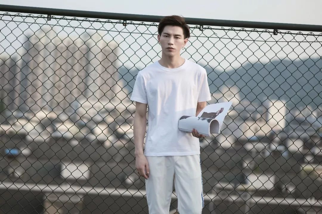 什么颜色的t恤不挑皮肤比较百搭,适合夏天的纯色各种颜色的t恤