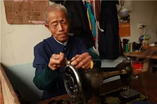 六旬老人坚守铁匠铺,老人坚守裁缝生涯四十载