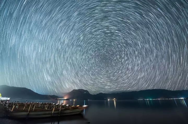 驻足眼前美景,泸沽湖的静谧之美