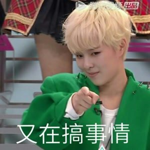 杨芸晴中性风现身,杨芸晴穿羊毛条纹套装