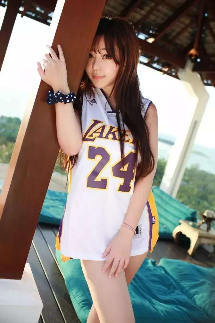 过瘾不？看完足球宝贝口水直喷，一双大长腿外搭长袜……