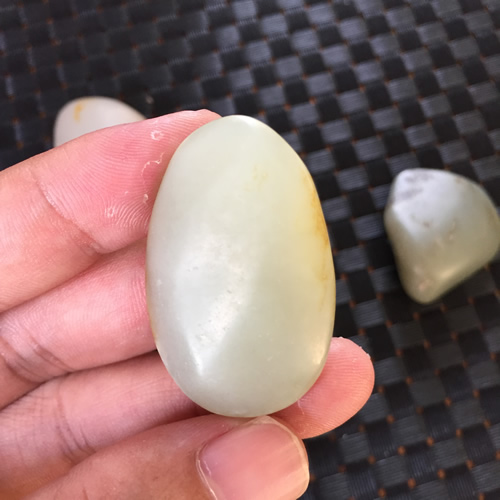 和田玉怎么分辨才是真正的和田玉,新疆和田玉和和田玉有什么区别