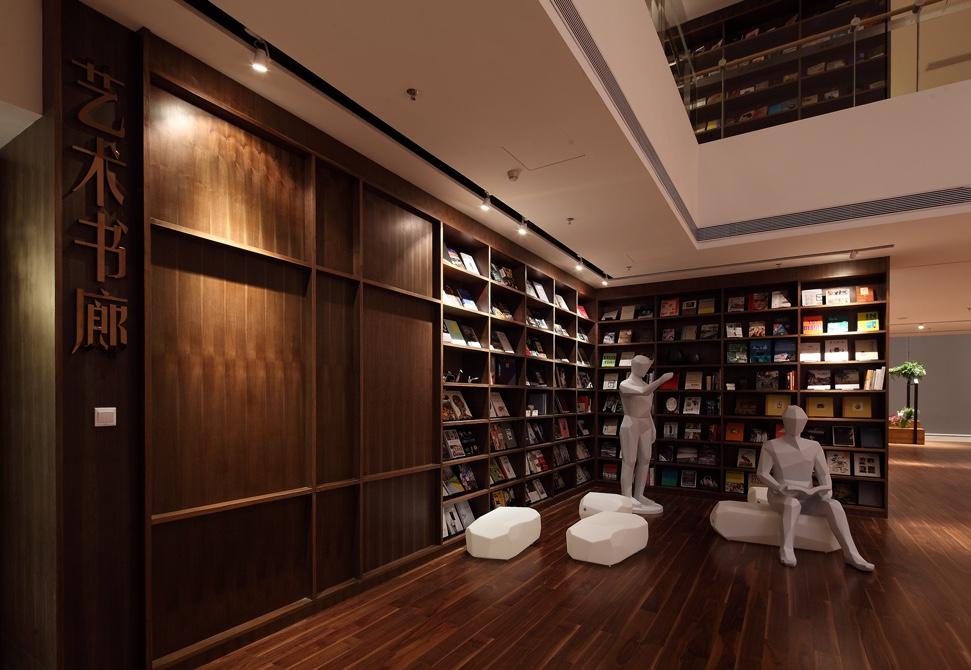 北有阿那亚社群，南有册之丘社群，后者60%研究生以上学历