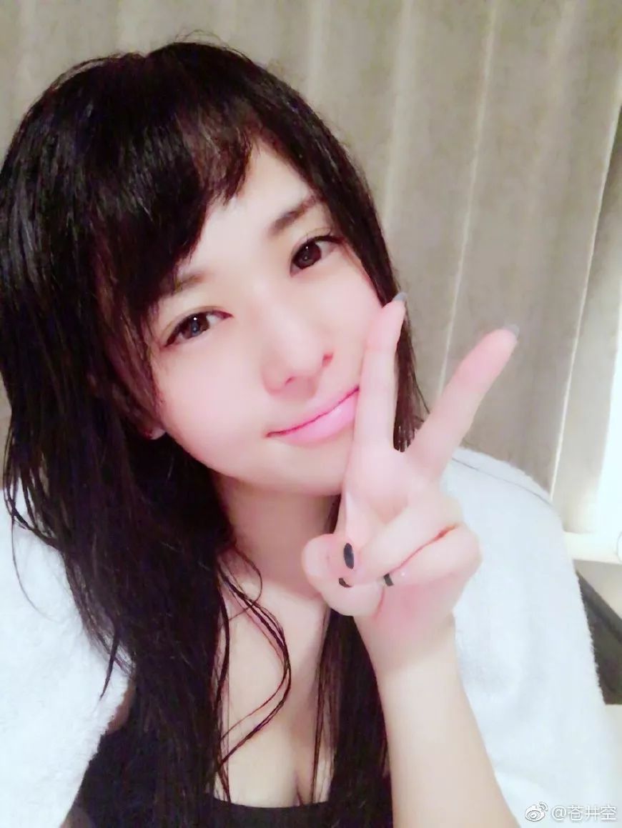 苍井空穿低胸吊带秀事业线，男网友说下垂，苍老师一句话显高情商