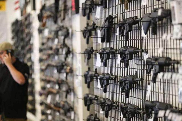 美国枪支巴雷特,美国枪械商店展示枪支