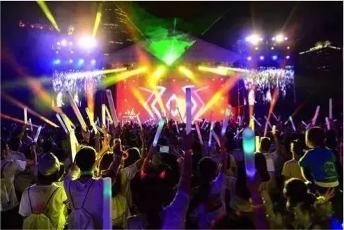 招募|2018百威“世界杯嘉年华”招募志愿者,与明星、职场精英零距离,享受电音与足球的狂欢!