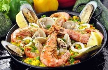 「昕薇FM」一杯红酒，一碟橄榄，一盘刚刚切好的火腿，这便是一个不可多得的属于西班牙的下午！