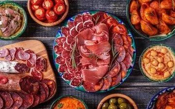 「昕薇FM」一杯红酒，一碟橄榄，一盘刚刚切好的火腿，这便是一个不可多得的属于西班牙的下午！