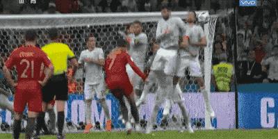 c罗的落叶球绝技,c罗的电梯球教学