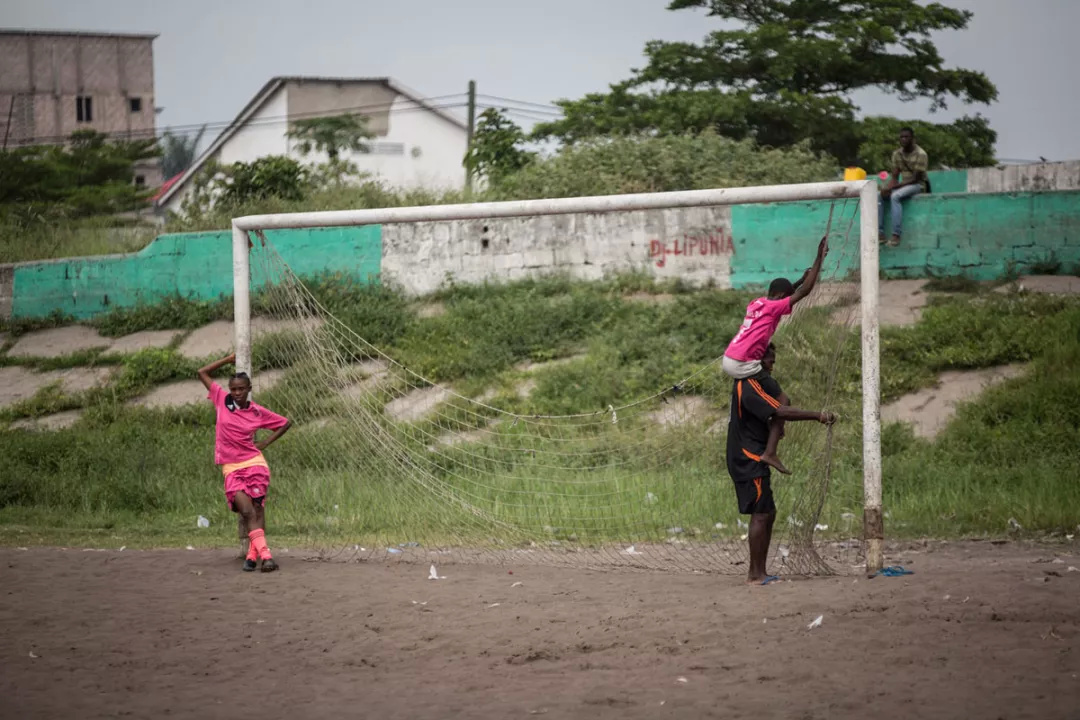 世界十大奇异足球场,足球场真实奇葩战术