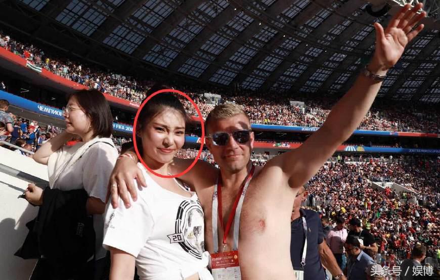 徐冬冬低胸装观赛遭球迷生扑，并委屈合影，谁注意到了球迷的表情
