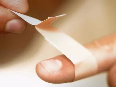 一男子小伤口烂成了“无底洞”！只因用错了这种东西……