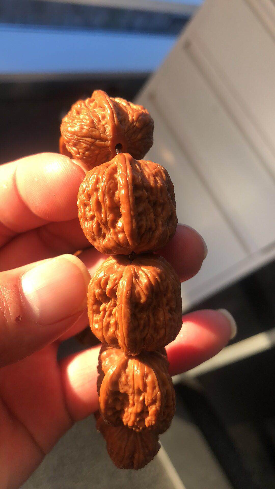 文玩市场淘鬼脸小核桃手串,十棱文玩小核桃手串哪产的