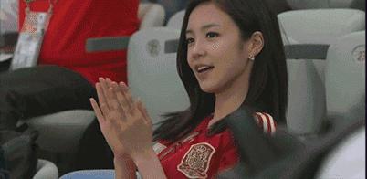 我必须穿最fashion的运动装看我“男票”踢球