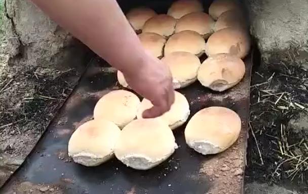 农村人这样烤馒头，你吃过吗？看着脏，吃着非常香