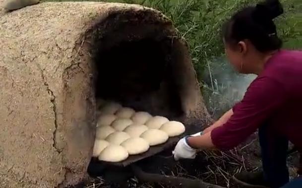 农村人这样烤馒头，你吃过吗？看着脏，吃着非常香