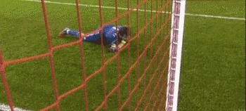 当一个姑娘问你：守门员是不是全队球技最烂的人？该如何回答