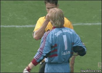 当一个姑娘问你：守门员是不是全队球技最烂的人？该如何回答