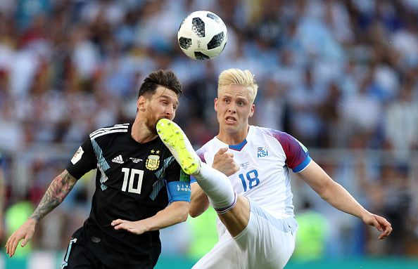 c罗被铲鲁尼出头,c罗被铲球站起来