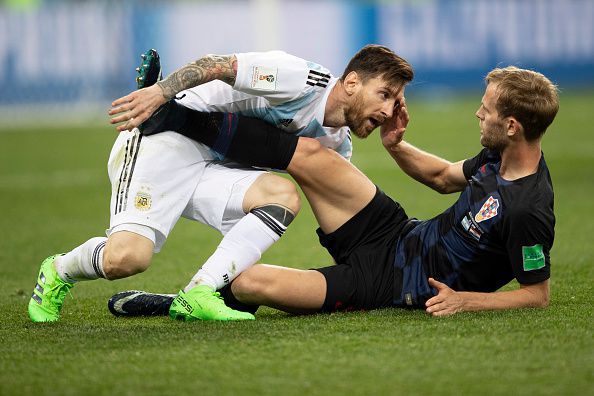 c罗被铲鲁尼出头,c罗被铲球站起来