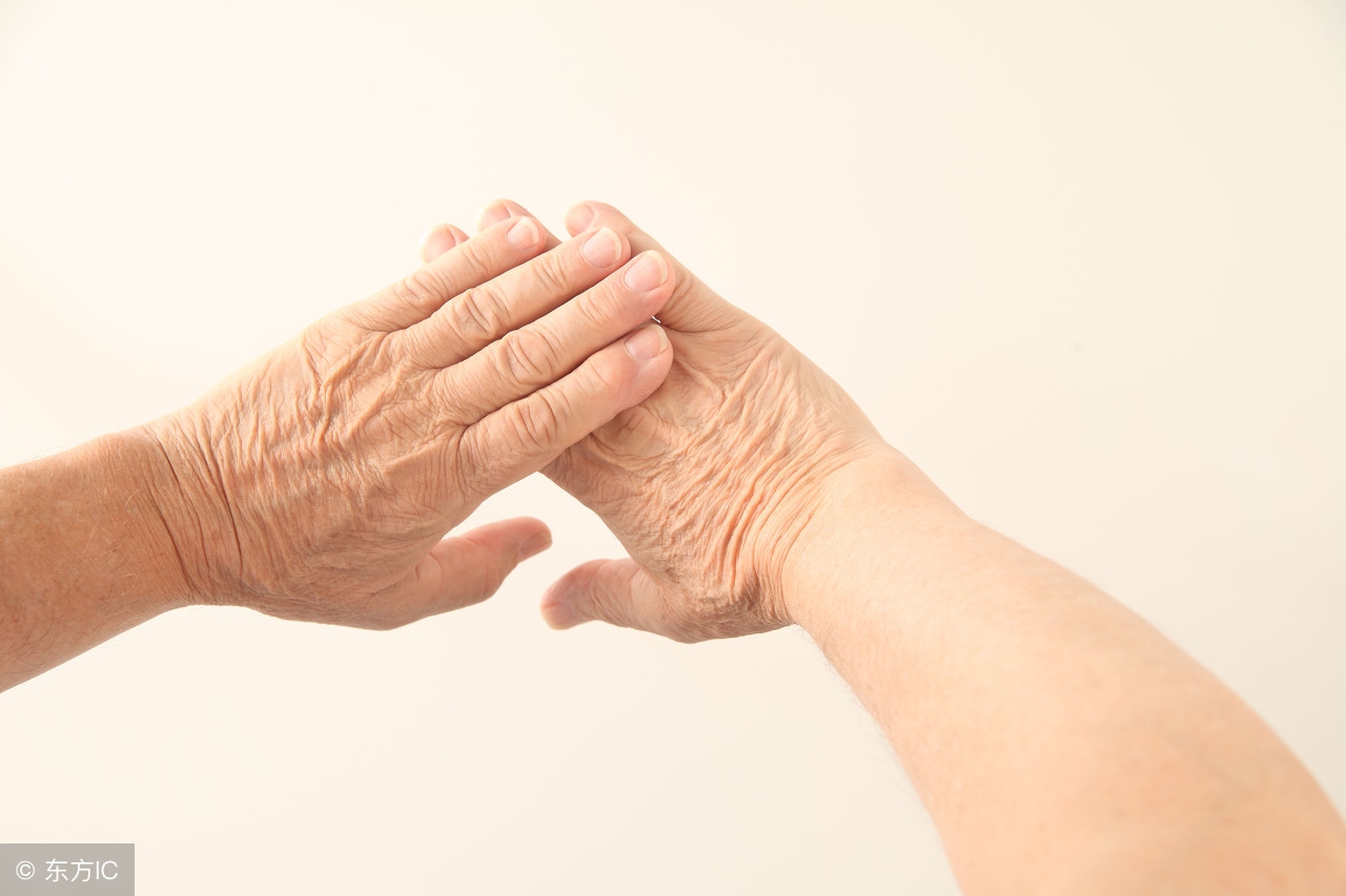 手上长老年斑用最土的一种方法,手上长老年斑怎么去除小妙招