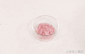 凉菜芥末黄瓜凉皮,黄瓜拌凉皮放什么调料