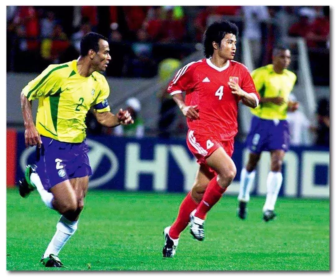 足球场上球员吐痰是什么行为,足球运动员为啥总吐痰