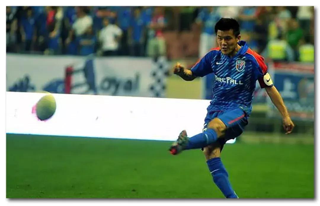 足球场上球员吐痰是什么行为,足球运动员为啥总吐痰