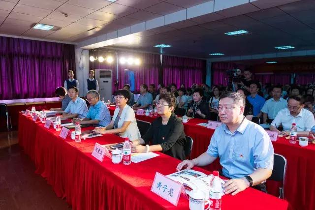 启橙英语*党**支部正式成立，王榕老师受邀参加秦淮区*党**建工作推进会