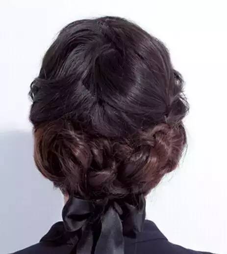 烫发后怎样扎头发好看,短烫发没有刘海怎么半扎头发好看