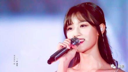 杨超越吴宣仪同框超靓丽,杨超越吴宣仪穿粉红衣服