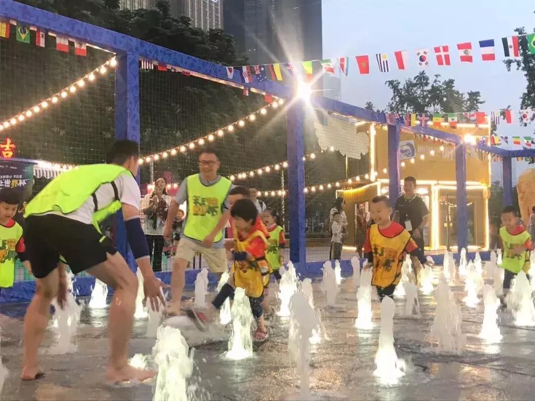 又凉凉？不如来喷泉踢球湿身凉凉！