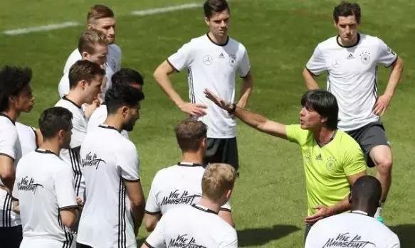 想捧回大力神？你们需要一台科沃兹司职中后卫……