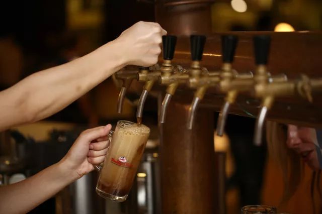 酒店躺着看足球赛视频,躺着看滕王阁的酒店