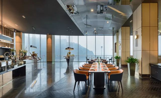 酒店躺着看足球赛视频,躺着看滕王阁的酒店