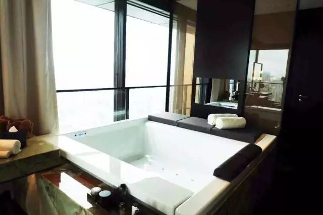 酒店躺着看足球赛视频,躺着看滕王阁的酒店