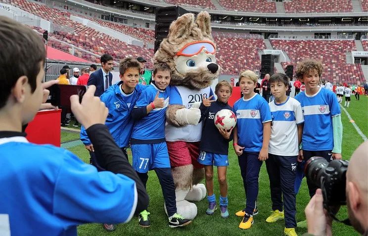 为了蹭世界杯热点，时尚杂志携手潮牌把魔爪伸向了球衣……