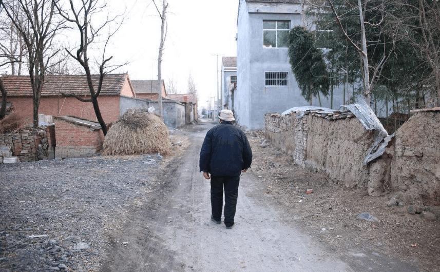 男子剐蹭百万豪车车主说赔10块钱,老人剐蹭豪车车主反而给钱