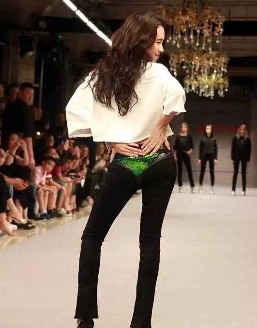 蔡徐坤花样系鞋带,杨幂礼服蔡徐坤