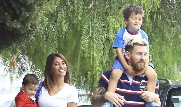 梅西和c罗19岁的照片,梅西和c罗同一天告别