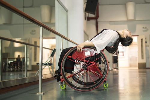 这对广州搭档从小患小儿麻痹，如今轮椅舞蹈世界知名