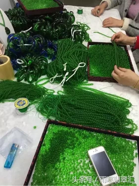 月薪3000小伙拿啤酒瓶做出上亿帝王绿手镯送女友,骚年好手艺!