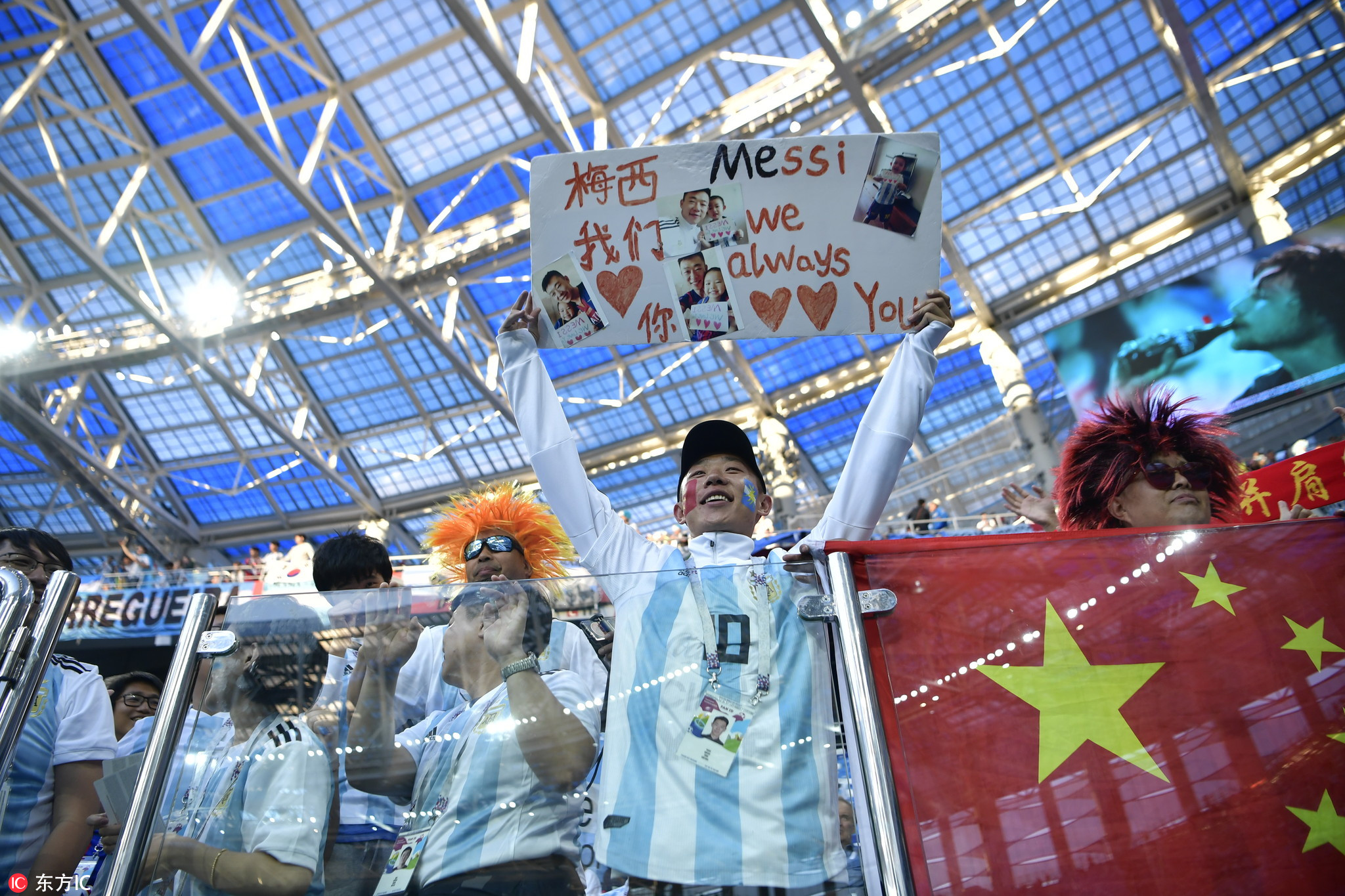 燃情奋战十余天,晒得比内马尔还黑,但他们的照片美炸了