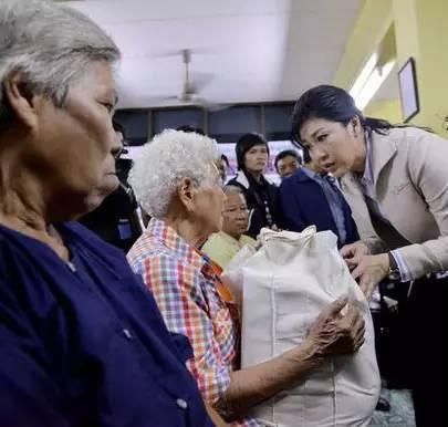 泰国总理英拉惊艳的照片,世界华人女总统