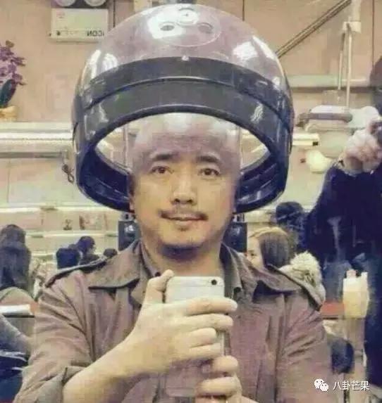 哈哈哈看徐峥的超话笑到头掉：哥哥头发都没了，他只有我们！