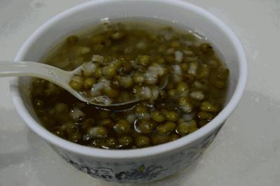 当绿豆汤变成“红豆汤”，营养损失巨大！学会一招，喝纯正绿豆汤