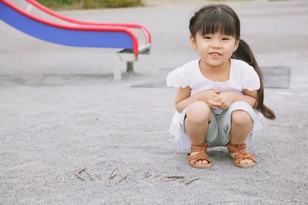 靠墙下蹲运动正确示意图,蹲的正确锻炼方法