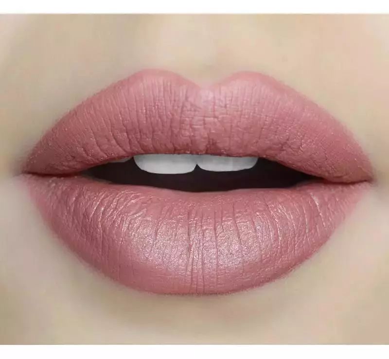 唇釉口红两支,唇釉和口红收纳一大堆