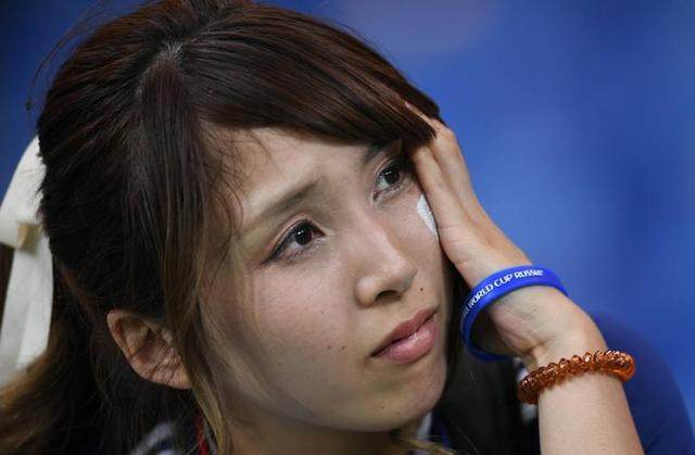 日本赢球女球迷哭了,日本球迷哭泣一旁球迷欢笑视频